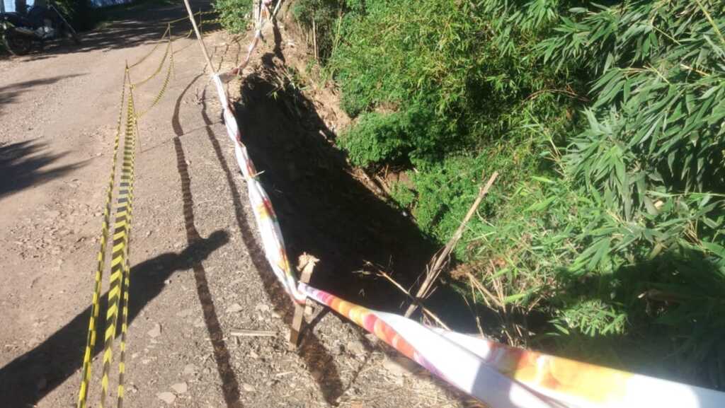 Chuva 'engole' parte de rua e deixa moradores preocupados