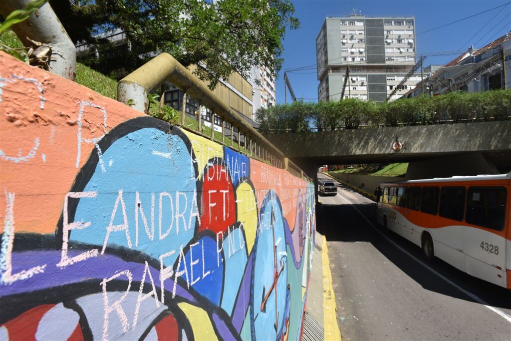 Nomes das 242 vítimas da Kiss são escritos em viaduto no Centro