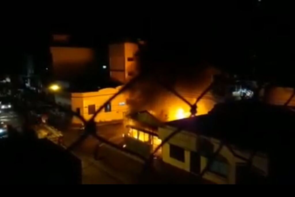 VÍDEO: Incêndio destrói lancheria em área central de Santa Maria