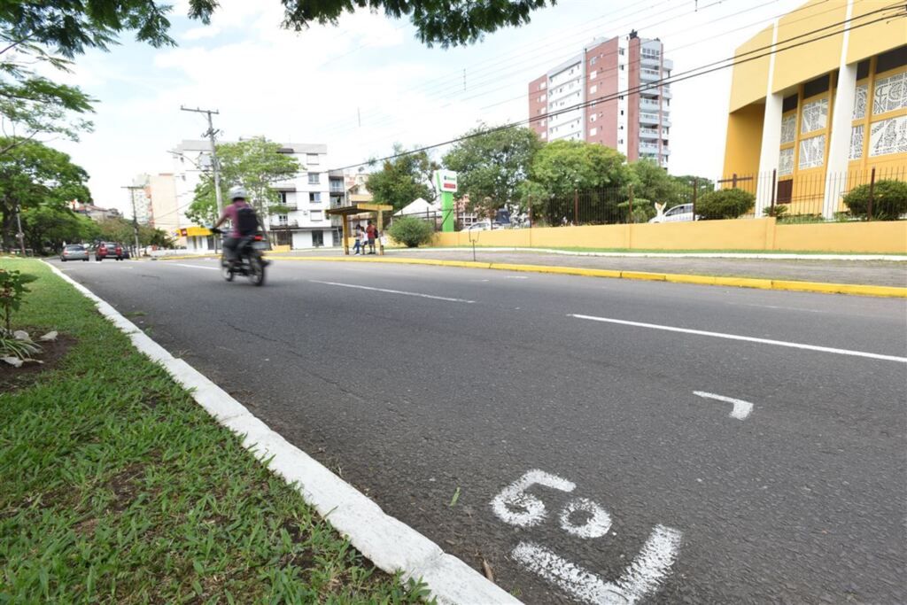 Foto: Gabriel Haesbaert (Diário) - Algumas vias, como a Medianeira, já foram marcadas nos locais onde deverão ser feitas as obras para o conserto do asfalto