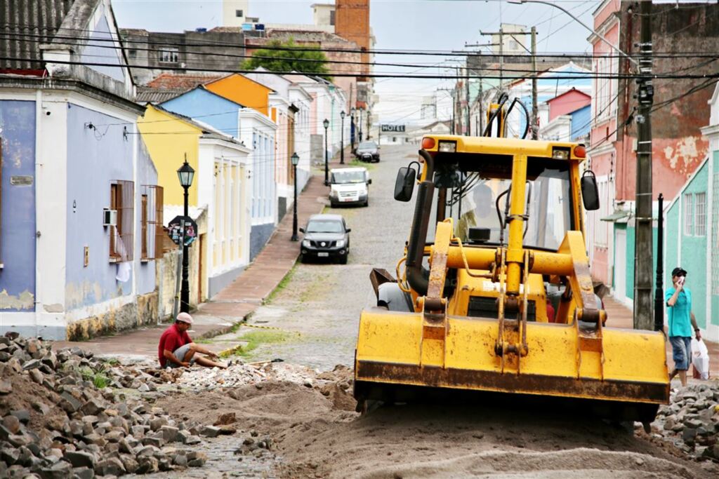 FOTOS: rua da Vila Belga volta a ter calçamento com ajuda de empresário