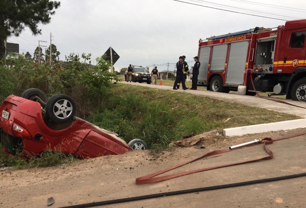 Jovem fica gravemente ferida após carro capotar na BR-158 em Santa Maria