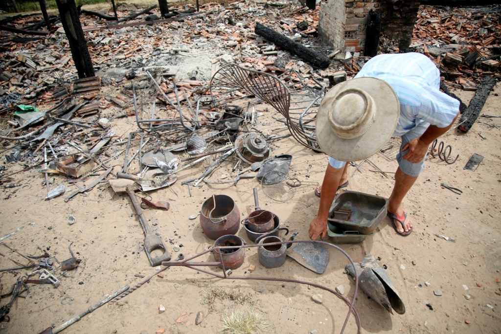 Família que perdeu galpão e quase 100 animais em incêndio precisa de ajuda para reconstruir