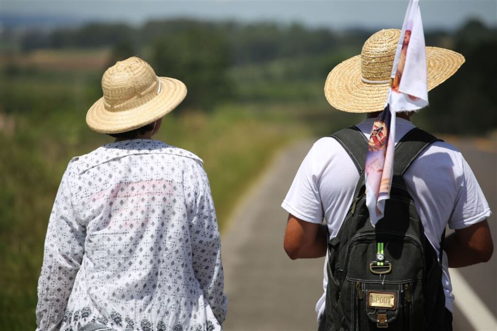 VÍDEO: casal percorre a pé os 110 km entre Mata e Santa Maria para agradecer a Medianeira