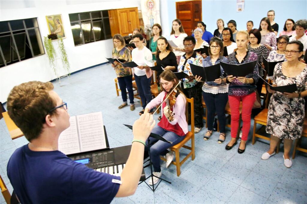 Fotos: Renan Mattos (Diário) - Pela primeira vez o coral vai cantar durante toda a procissão da Romaria