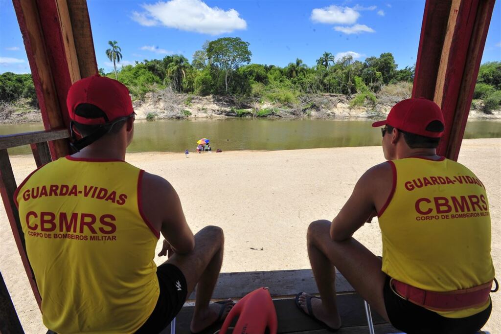 Bombeiros oferecem 800 vagas para guarda-vidas