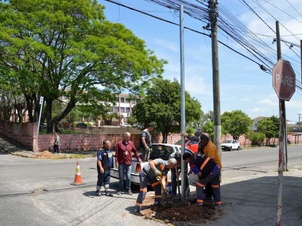 Semáforo na Borges de Medeiros com Ernesto Beck começa a ser instalado