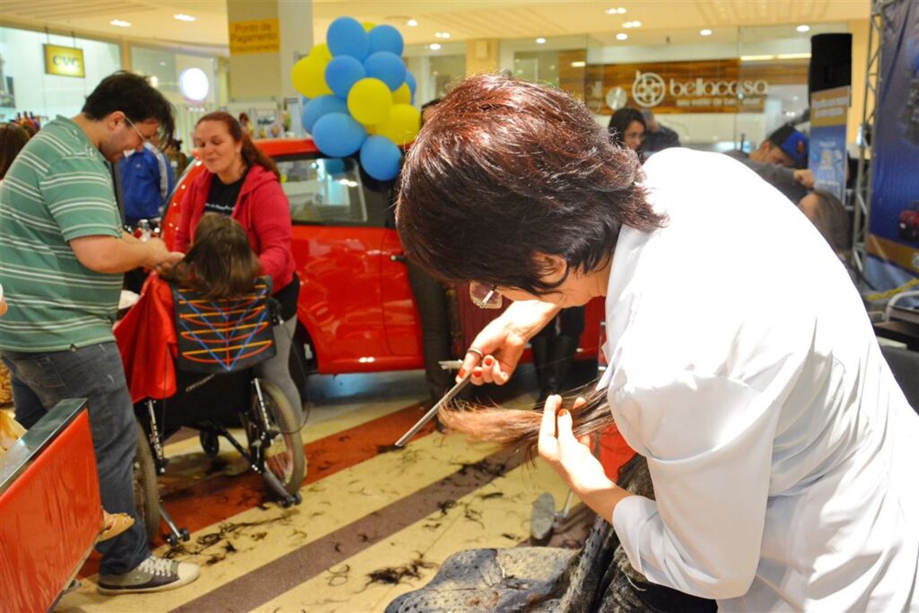 Projeto vai arrecadar cabelo para confecção de perucas em Santa Maria