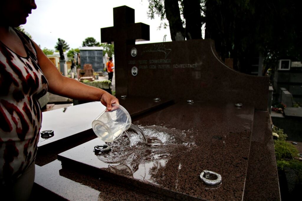 Cemitérios de Santa Maria recebem manutenção para o Dia de Finados