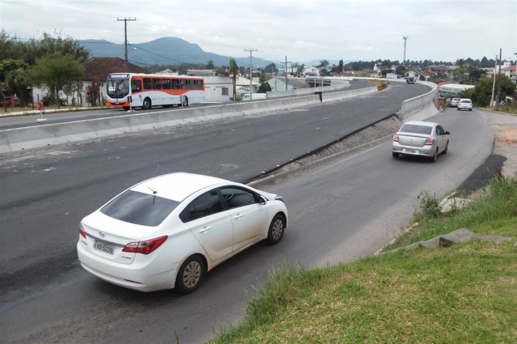 Concluído asfalto no viaduto da RS-509 em Santa Maria