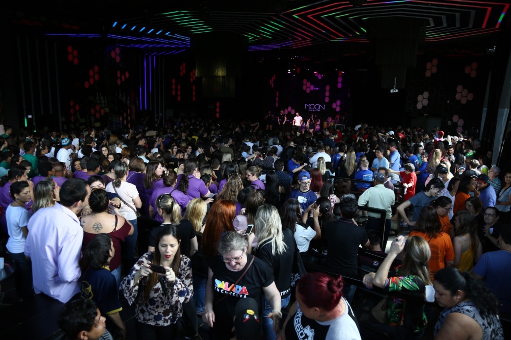 Foto: Charles Guerra (Diário) - A pista ficou lotada de pessoas animadas que registaram todos os momentos da festa