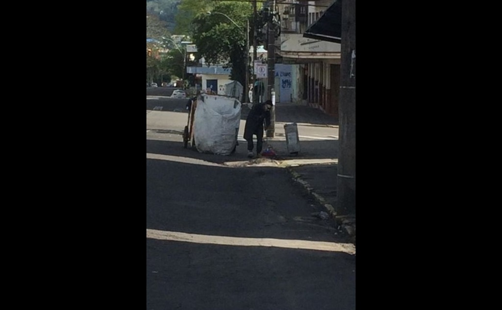 Catador de Santa Maria dá exemplo e limpa lixo que pessoas jogaram no chão