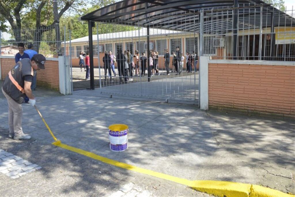 Vias do entorno de escolas de Santa Maria recebem reforço na sinalização de trânsito