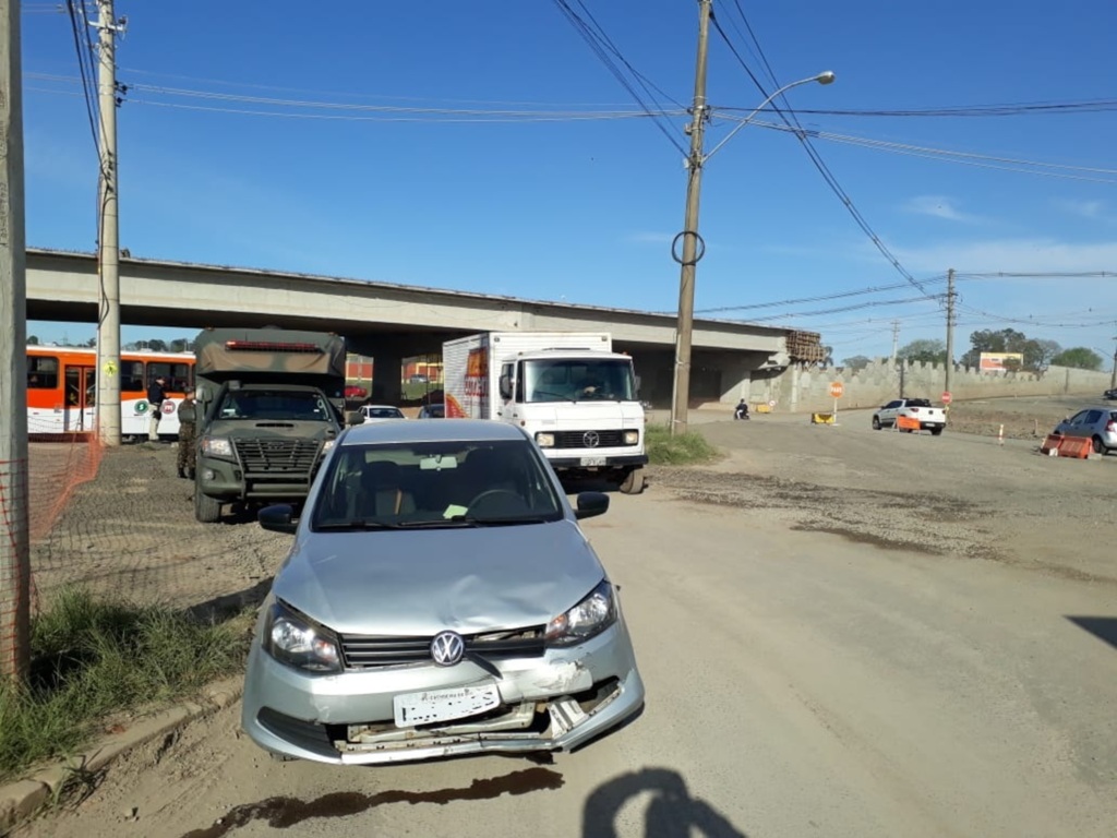 Militar fica ferido em acidente entre carro e motocicleta na BR-158