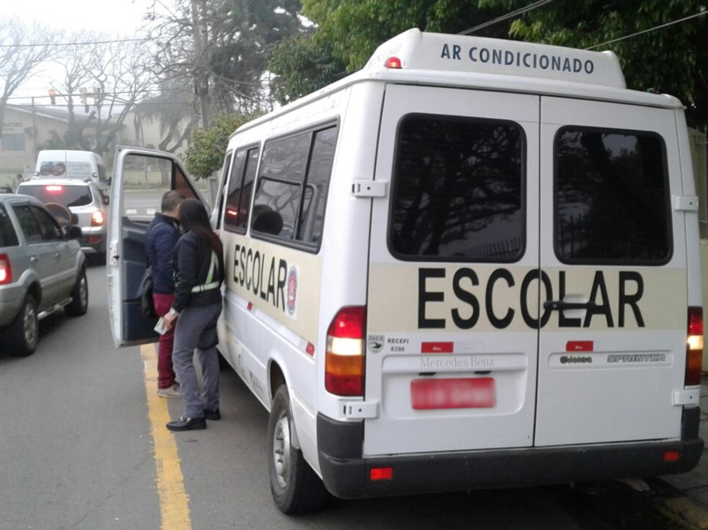 Motorista é multado em mais de R$ 6 mil por transporte escolar irregular em Santa Maria