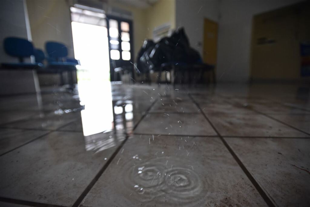 Fotos: Gabriel Haesbaert (Diário) - A maioria das salas da ESF estava alagada