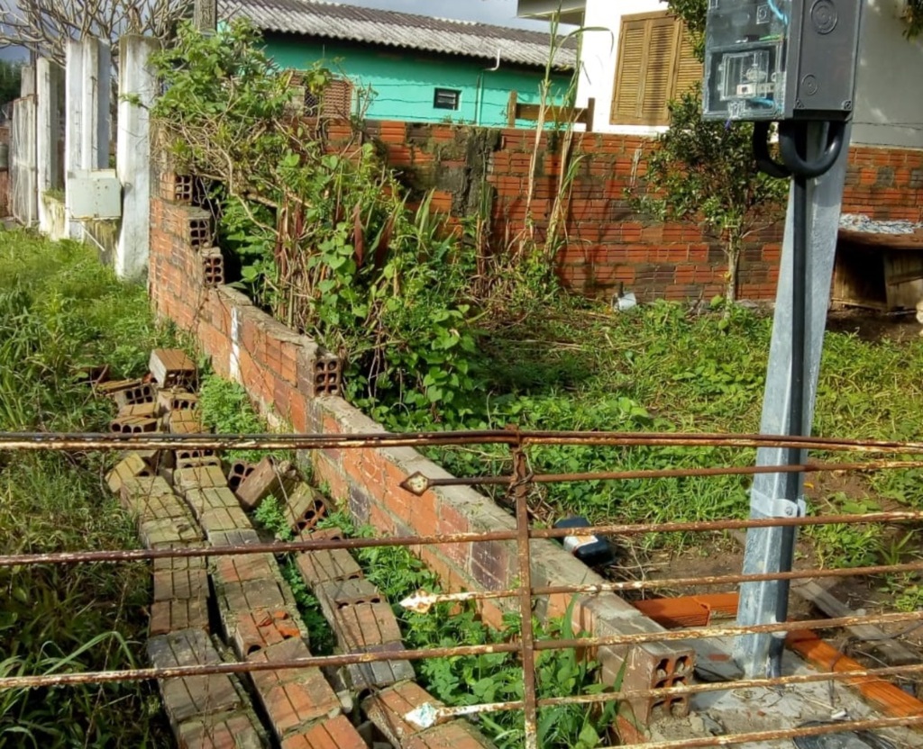 Moradora tem muro derrubado durante recolhimento do lixo em Santa Maria