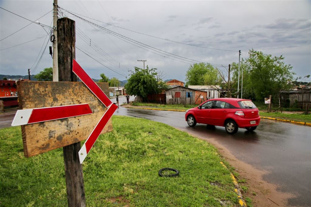 Santa-marienses fazem placa para evitar acidentes de trânsito em cruzamento de Santa Maria