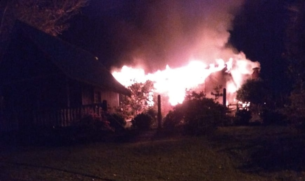 Família proprietária de fábrica de móveis perde tudo em incêndio