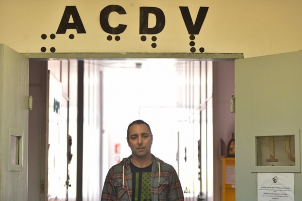 Foto: Charles Guerra (Diário) - Com 20% de visão, Alessandro ajuda outros deficientes visuais