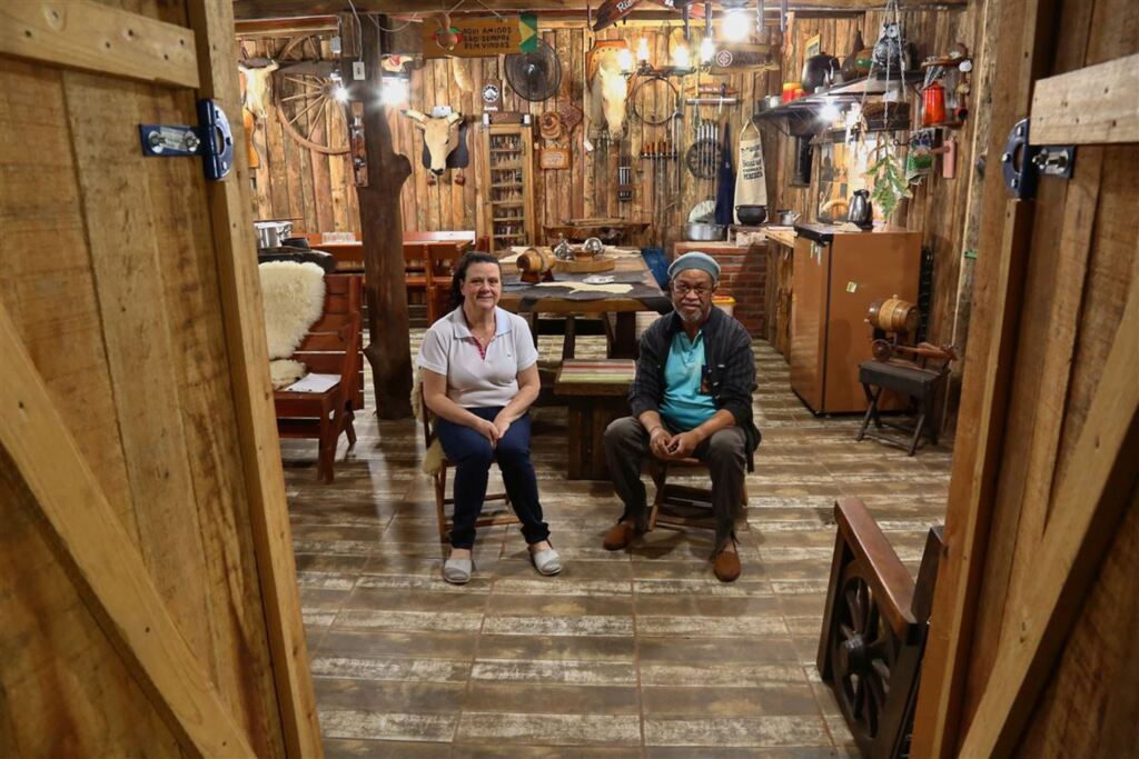 FOTOS: santa-marienses constroem galpão crioulo no quintal da própria casa