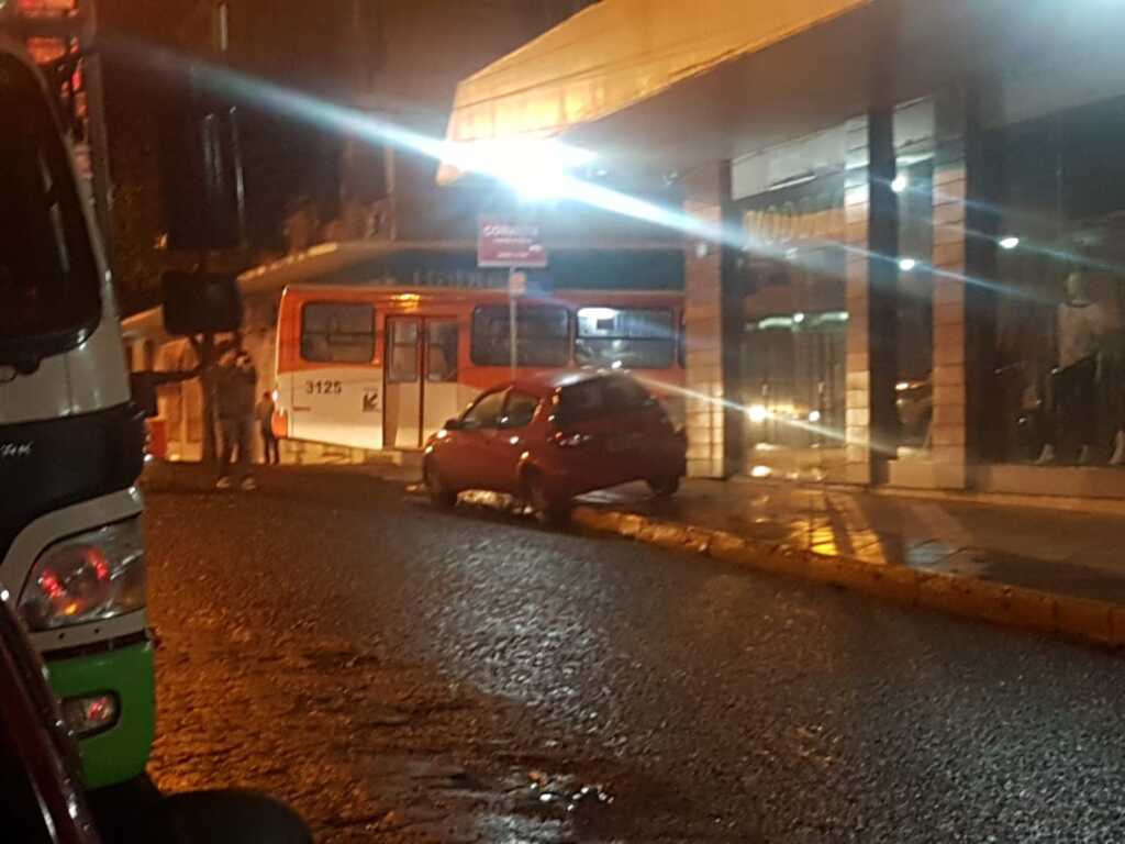 DMT atende a dois acidentes no Centro de Santa Maria causados por falta de atenção