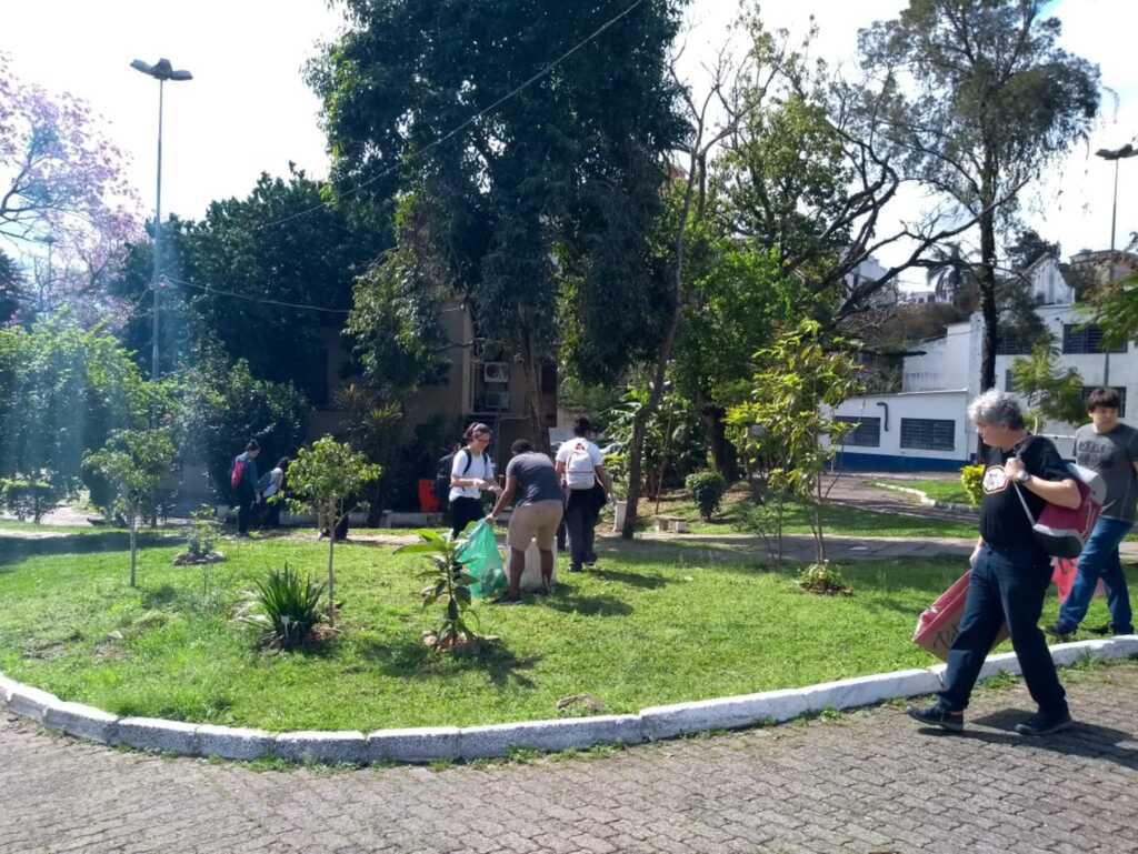 Voluntários recolheram mais de x de lixo no Parque Itaimbé