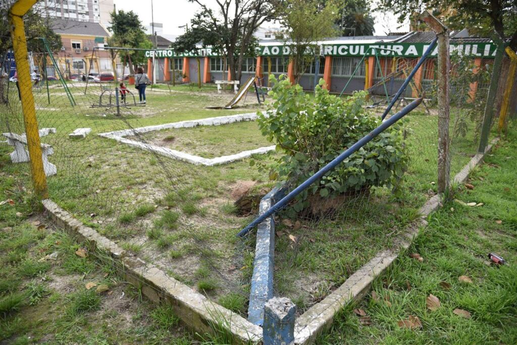 Praça no coração de Santa Maria é o retrato do abandono