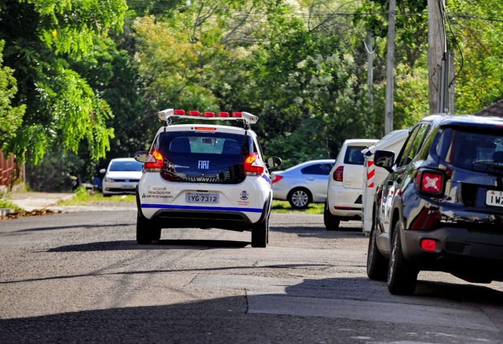 Foto: Charles Guerra, 1º/03/2018 - Veículo com câmeras fotografa carros estacionados para servir de prova para aplicação de multas
