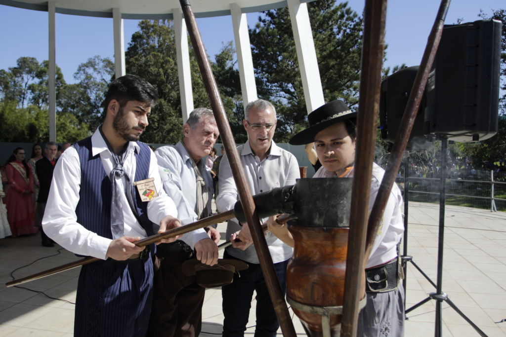 Foto: Deise Fachin (Prefeitura de Santa Maria) - Prefeito Jorge Pozzobom e coordenador da 13ª RT, Luiz Sergio Fassbinder, fizeram o acendimento da Pira Farropilha