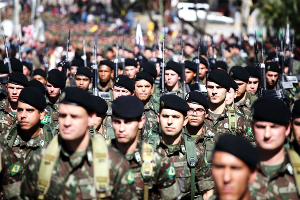 FOTOS: Desfile da Pátria reúne cerca de 30 mil pessoas em Santa Maria