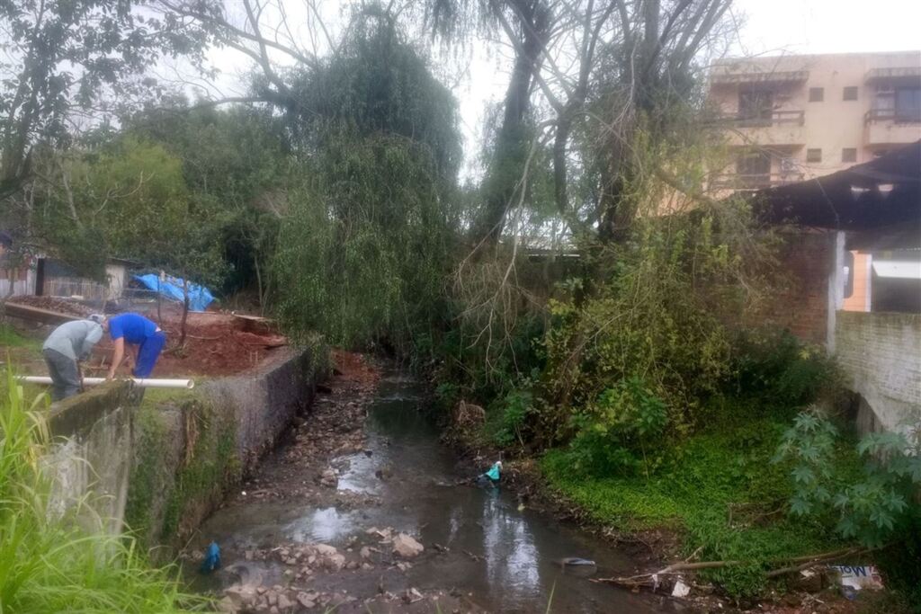 Natália Venturini (Diário) - Obra de contenção no Arroio Cancela, paga por uma moradora da Rua Duque de Caxias para não perder o pátio, que é levado pelas enxurradas