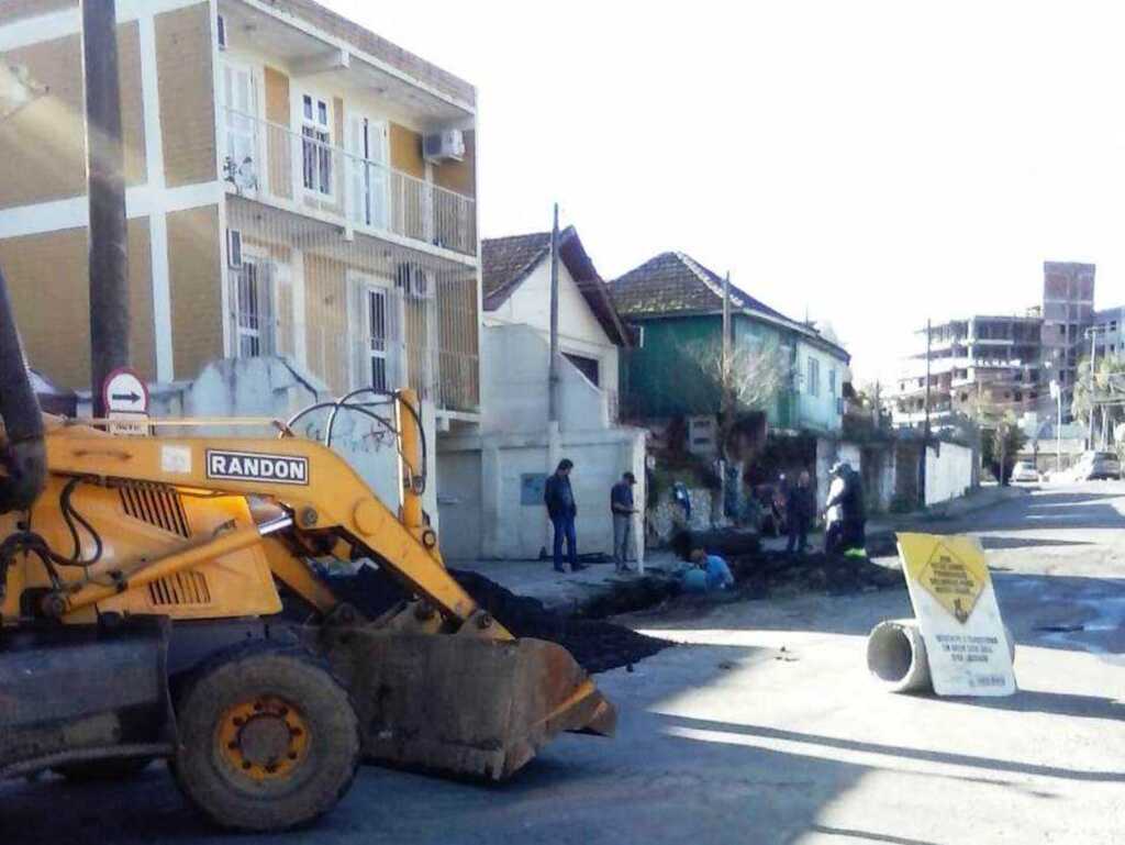 Obra é retomada e trânsito interrompido na General Neto