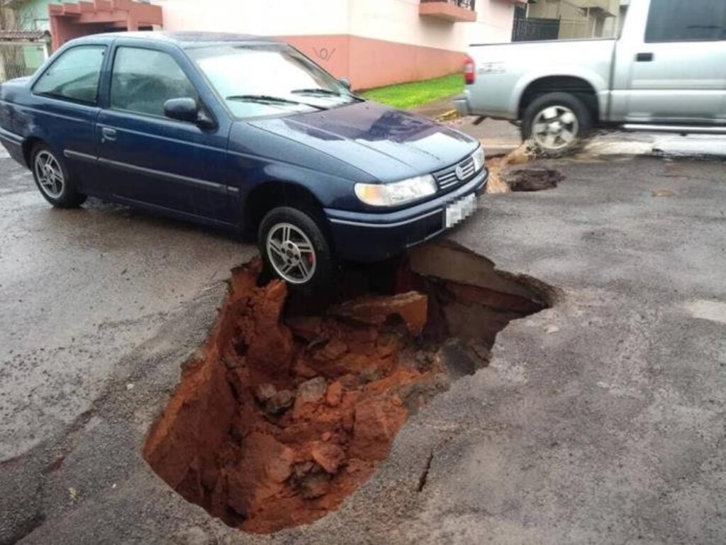 Cratera estraga carro de motorista em Cruz Alta