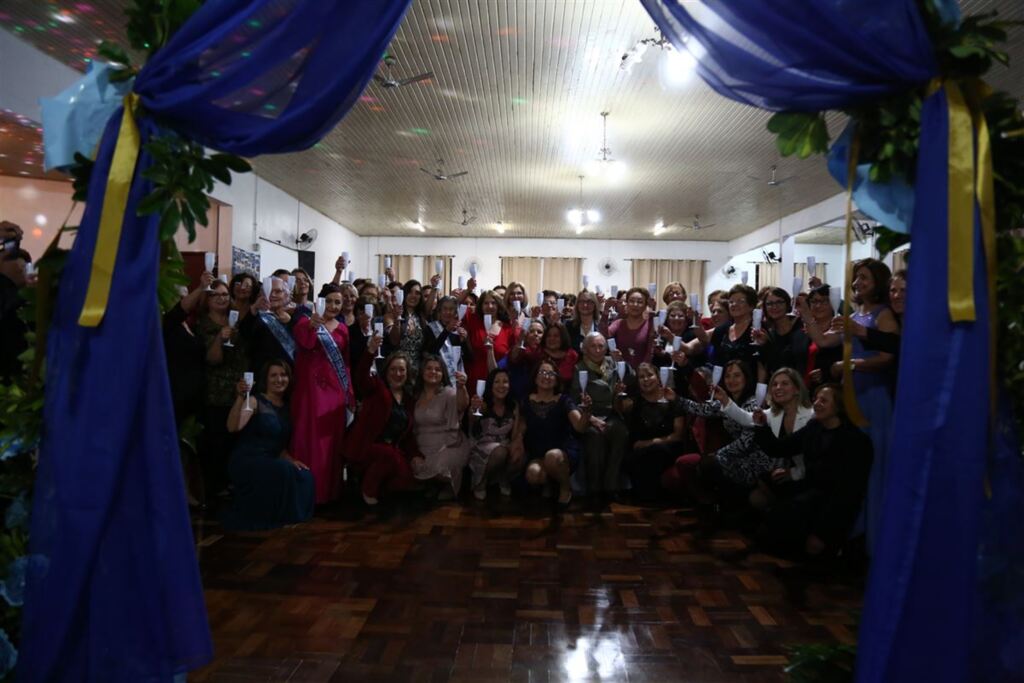 Fotos: Charles Guerra (Diário) - No sábado, 70 mulheres entre 50 e 93 anos ganharam uma festa de 15 anos