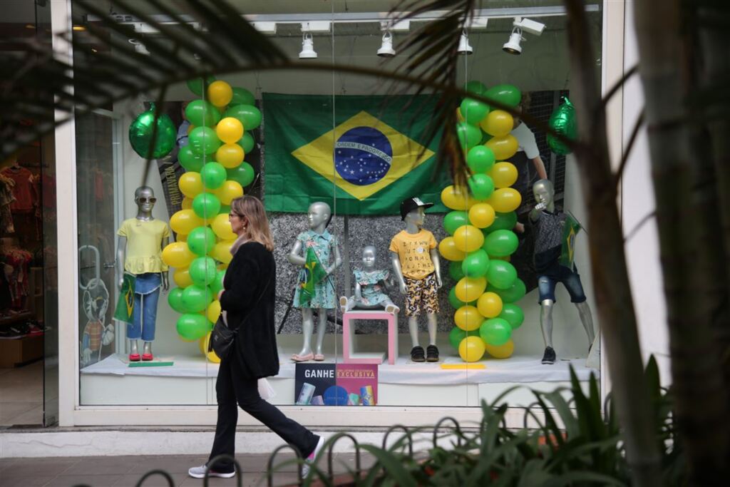 Projeto enfeita de verde, azul e amarelo lojas e escolas santa-marienses