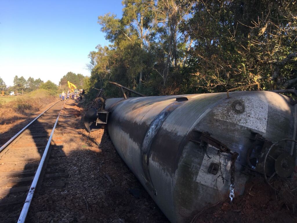 Após descarrilamento, vazamento de combustível é controlado na Região Central