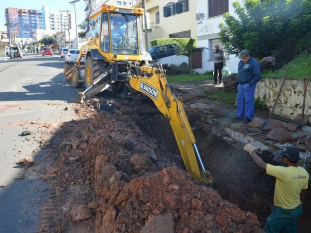 Obra deixa trânsito interrompido na General Neto pelos próximos dias