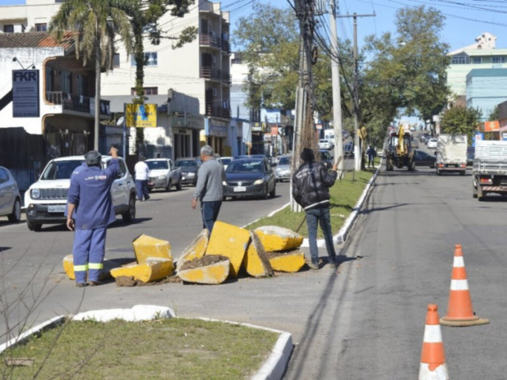 Prefeitura fecha canteiros centrais na Avenida Ângelo Bolson