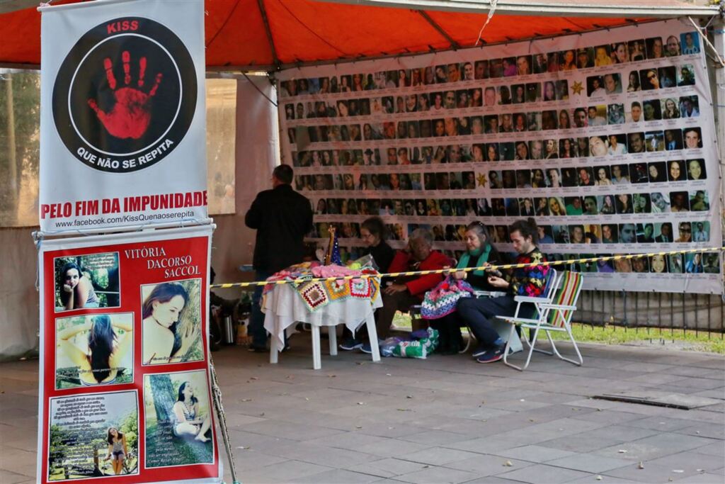 Foto: Charles Guerra (Diário) - Pais e amigos fizeram vigília durante toda a segunda-feira