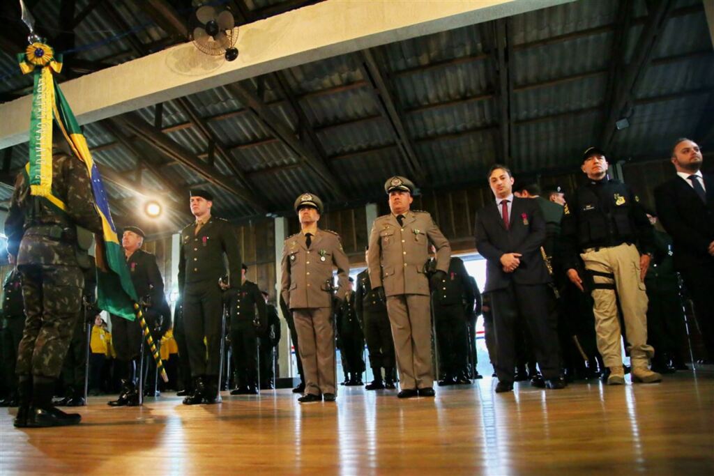 Foto: Renan Mattos (Diário) - Durante a solenidade, foi entregue a Medalha Exército Brasileiro para civis e militares