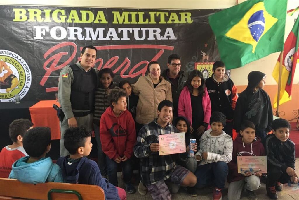 Alunos do Bairro Nova Santa Marta concluem curso de prevenção às drogas