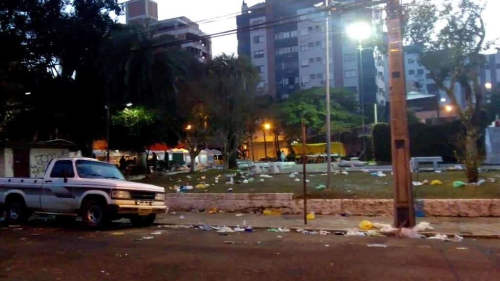 Praça Saturnino de Brito amanhece suja após 1º dia da festa dos bixos