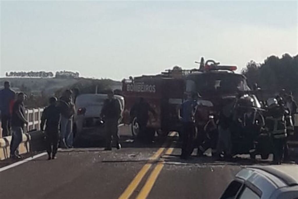 Engavetamento com três carros deixa uma pessoa ferida na BR-287