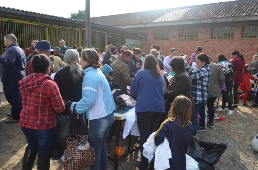 Famílias recebem doação de 3 mil peças de roupas