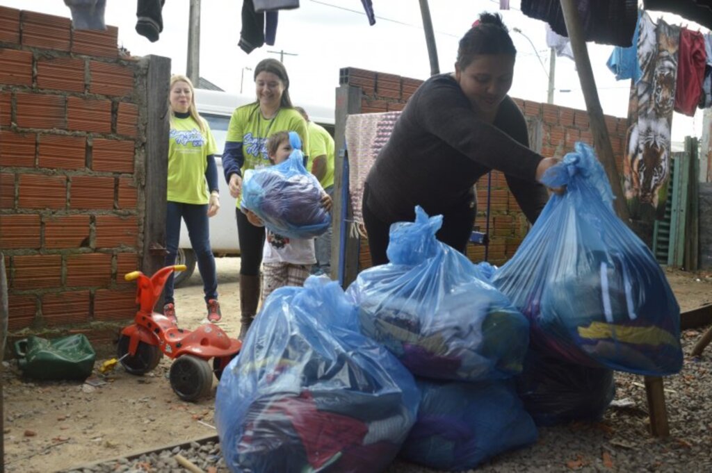 Foto: João Vilnei (Prefeitura de Santa Maria) - Doação de 640 peças de roupas para adultos e crianças beneficiou sete famílias moradoras da Vila Brenner