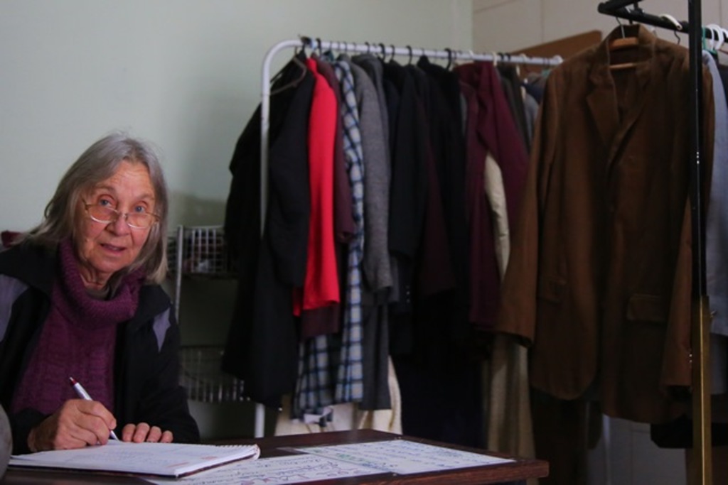 Aos 76 anos, voluntária ajuda na administração e comanda brechó de instituição solidária