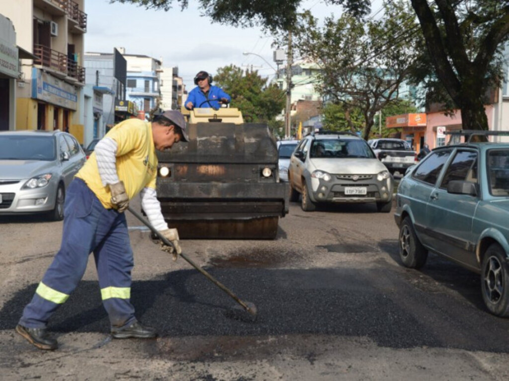 Avenida e ruas centrais recebem operação tapa-buracos hoje em Santa Maria