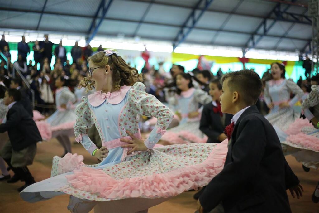 VíDEO E FOTOS: Invernadas finalistas se apresentam pelo título no Festmirim
