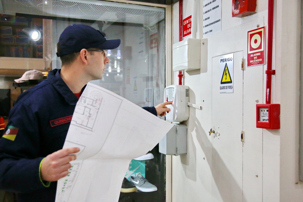 Foto: Renan Mattos (Diário) - Na foto, uma fiscalização dos bombeiros em um shopping da cidade